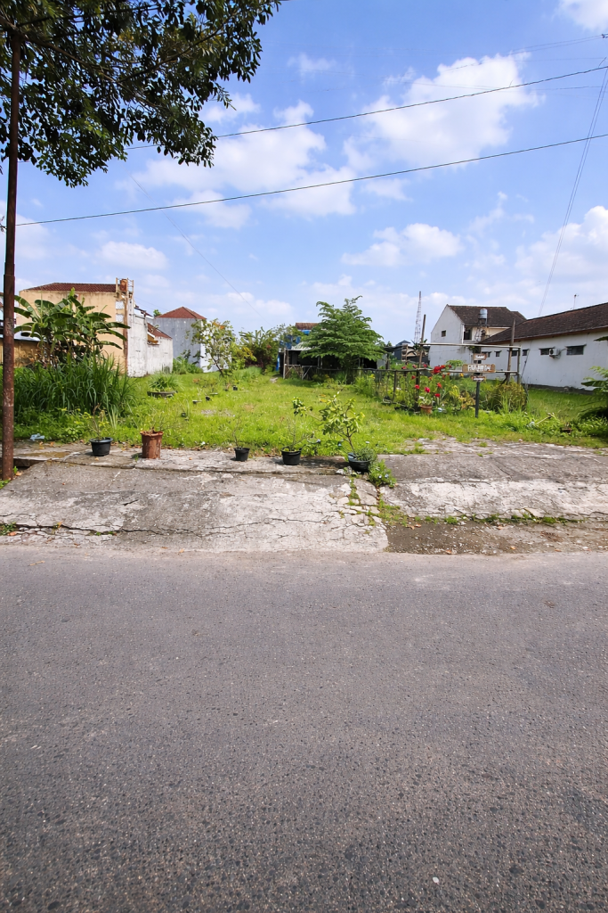Dari Foto ini, tanpa merubah bentuk, tanpa merubah angle foto, tanpa merubah posisi rumah, tanpa merubah dimensi, tanpa merubah dan mengurangi detail rumah. Tanpa merubah jalan depan rumah. Buat foto ini menjadi lebih detail, lebih realistis, dan lebih jernih 8K. Tambahkan brightness dan Contrast yang seimbang pada foto bagian depan rumah. Tambahkan pencahayaan cinematic dari berbagai sisi. Kurangi shadow pada detail rumah sehingga lebih terlihat jelas. Hilangkan mobil, hilangkan sepeda moto, dah hilangkan sampah pada depan rumah. Hilangkan Spanduk. Jangan rubah jalan depan rumah. Buat langit menjadi biru cerah dan sedikit awan. Buat kondisi menjadi siang hari yang cerah. Rubah ukuran dimensi foto menjadi portrait 4:5. Komposisikan menambah luas langit nya. Zoom out foto ini agar rumah menjadi lebih kecil, dan sudut pandang menjadi lebih jelas. Jangan rubah bentuk jalan depan rumah. Terangkan bagian depan rumah yang masih gelap.