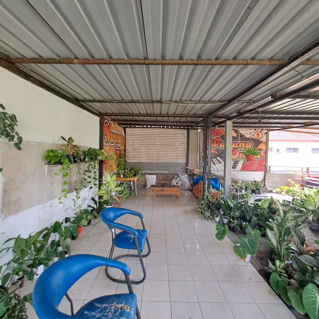 Dari Foto ini, tanpa merubah bentuk, tanpa merubah angle foto, tanpa merubah posisi rumah, tanpa merubah dimensi, tanpa merubah dan mengurangi detail rumah. Tanpa merubah jalan depan rumah. Buat foto ini menjadi lebih detail, lebih realistis, dan lebih jernih 8K. Tambahkan brightness dan Contrast yang seimbang pada foto bagian depan rumah. Tambahkan pencahayaan cinematic dari berbagai sisi. Kurangi shadow pada detail rumah sehingga lebih terlihat jelas. Hilangkan mobil, hilangkan sepeda moto, dah hilangkan sampah pada depan rumah. Hilangkan Spanduk. Jangan rubah jalan depan rumah. Buat langit menjadi biru cerah dan sedikit awan. Buat kondisi menjadi siang hari yang cerah. Rubah ukuran dimensi foto menjadi portrait 4:5. Komposisikan menambah luas langit nya. Zoom out foto ini agar rumah menjadi lebih kecil, dan sudut pandang menjadi lebih jelas. Jangan rubah bentuk jalan depan rumah. Terangkan bagian depan rumah yang masih gelap.