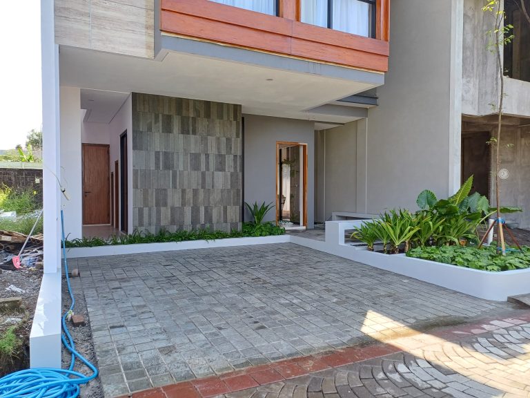 Rumah Modern Tropis Mewah Dekat Ambarrukmo Plaza