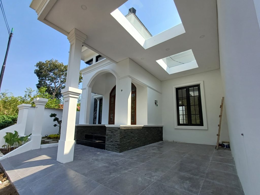 Rumah American Classic di Sleman dekat Al Azhar Cairo Jakal