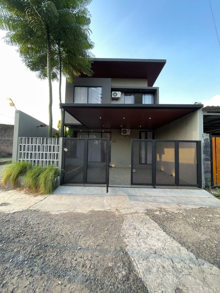 Rumah Dijual Kondisi Baru + Full Furnished dekat Pakuwon Mall Jogja. Tipe 112, dengan 3 kamar. Lingkungan tenang dan nyaman.