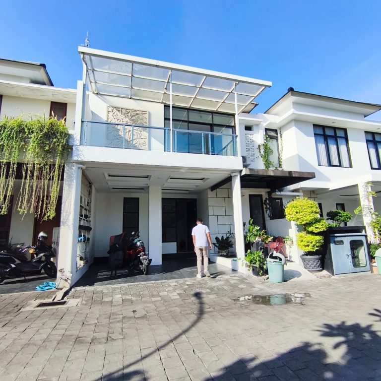 Rumah Mewah Dijual dalam perumahan elit dekat Plaza Ambarrukmo. Dengan tipe 108, dilengkapi 3 kamar. Lingkungan aman dan nyaman