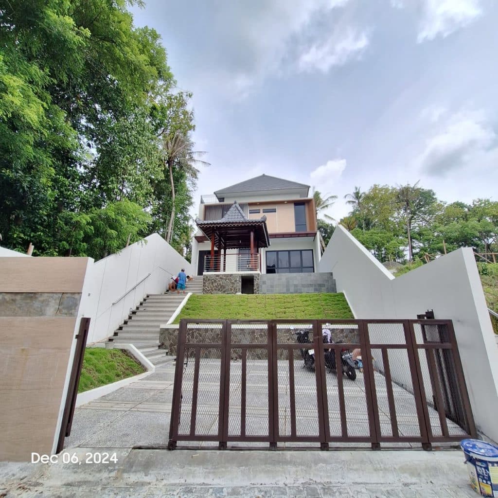 Rumah Villa Dijual Ekslusif Hanya 5 Unit! Konsep Kontemporer Modern + Kolam Renang Pribadi dekat Kampus UMY. Lingkungan sejuk dan asri.