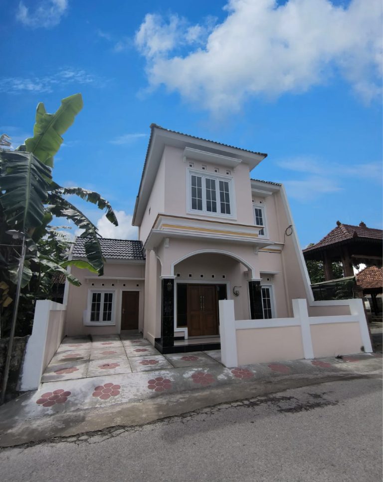 Dijual Rumah Baru 2 Lantai 4 Kamar dekat Gembiraloka Zoo. Dengan tipe 100, luas tanah 108 m2. Lingkungan strategis dan nyaman